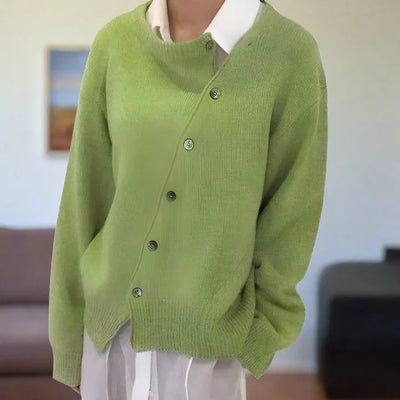 Celina - mjuk cardigan med diagonal knappslå