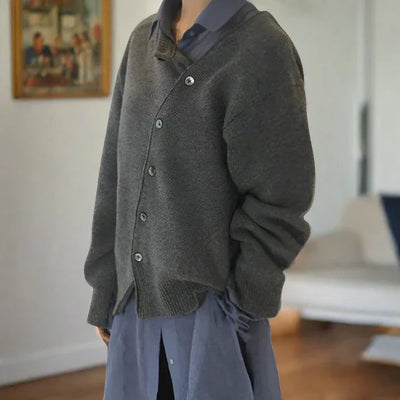 Celina - mjuk cardigan med diagonal knappslå
