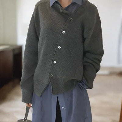 Celina - mjuk cardigan med diagonal knappslå