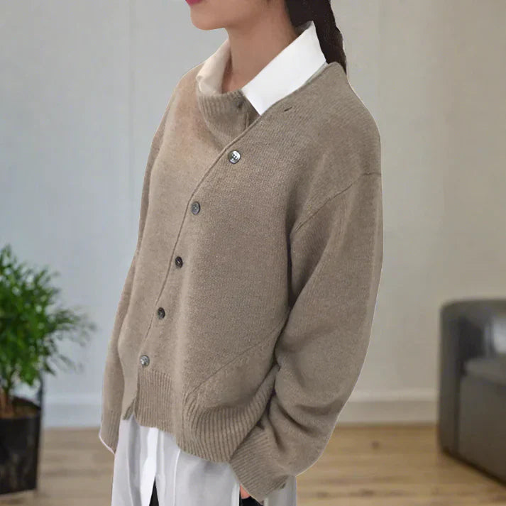 Celina - mjuk cardigan med diagonal knappslå