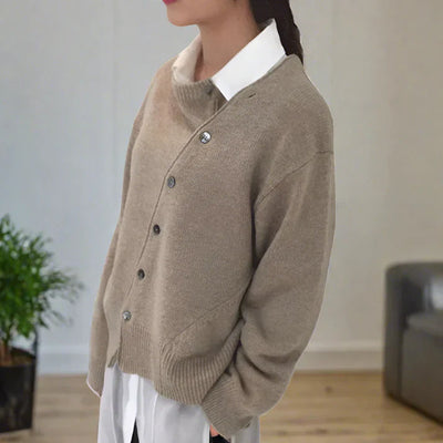 Celina - mjuk cardigan med diagonal knappslå