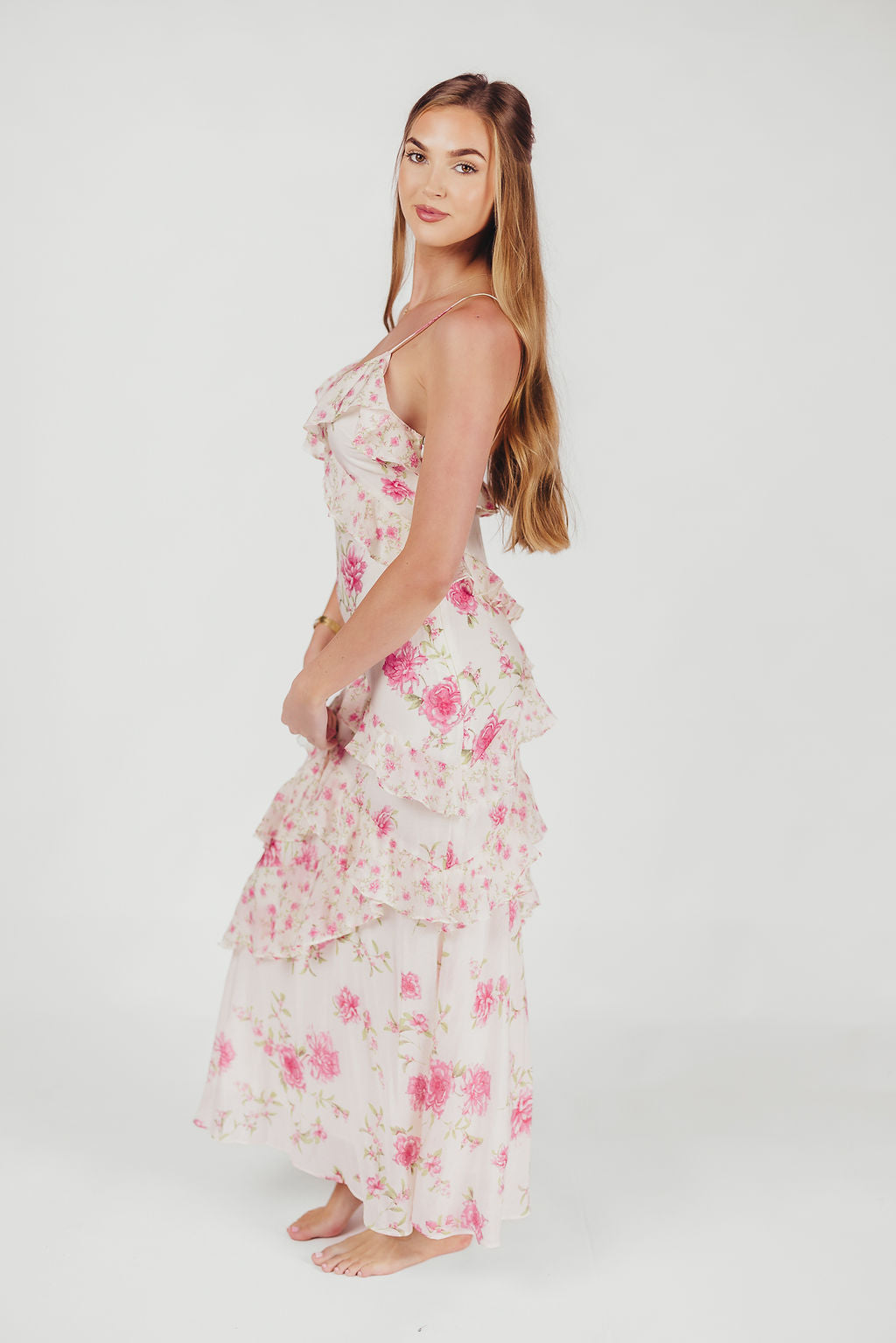 Amelia maxiklänning med volang i elfenben/rosa med blommigt mönster