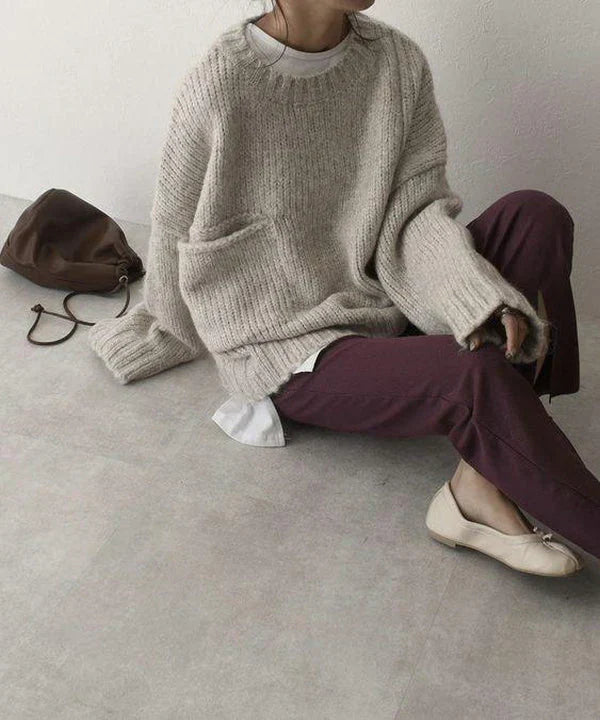 Oversized jumper med elfenbensfärgad framficka och stora, djupa fickor för kvinnor