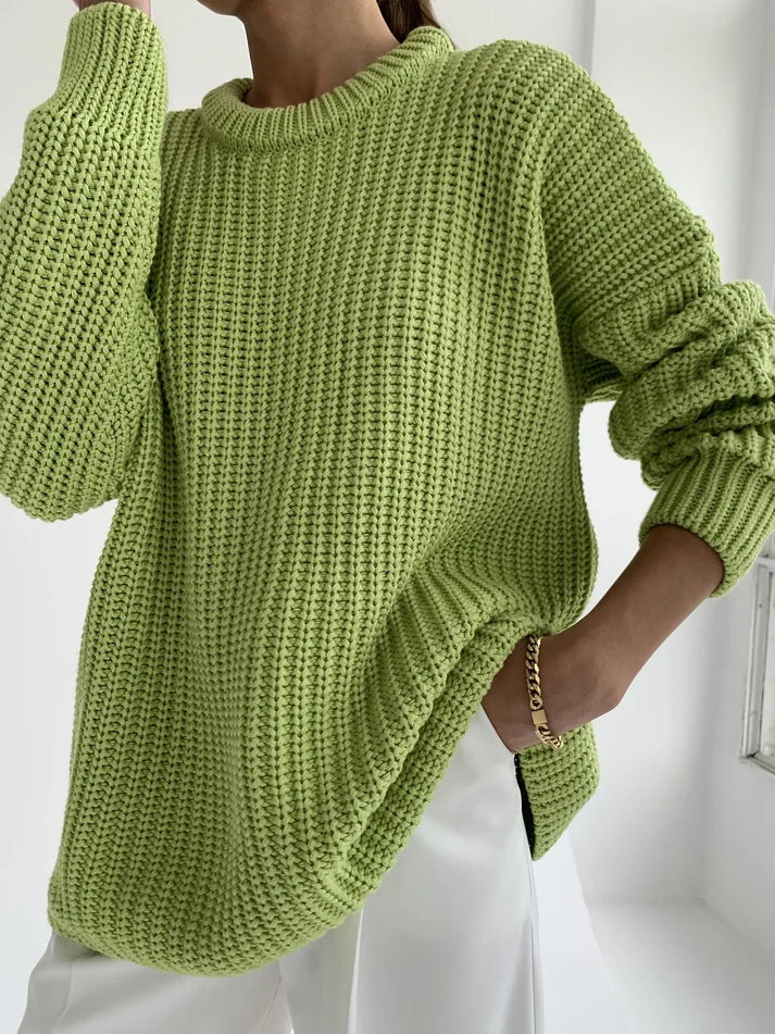Varm vintertröja: moderiktig rund hals i minimalistisk design