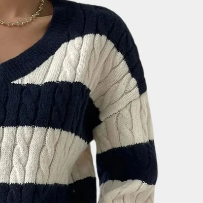 Yamina – damtröja med kabelstickning och v-ringning