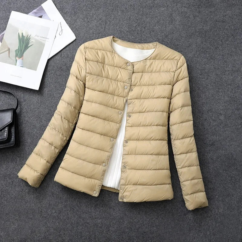 Adelheid – lätt dunjacka med rund halsringning