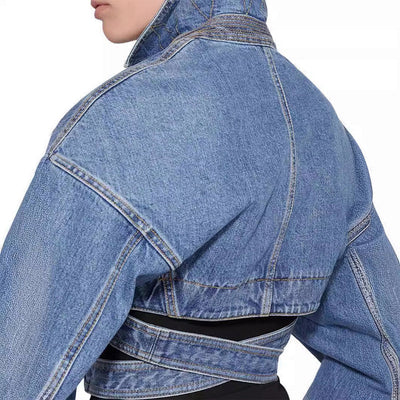 Kort asymmetrisk jeansjacka med justerbart bälte - Zoey