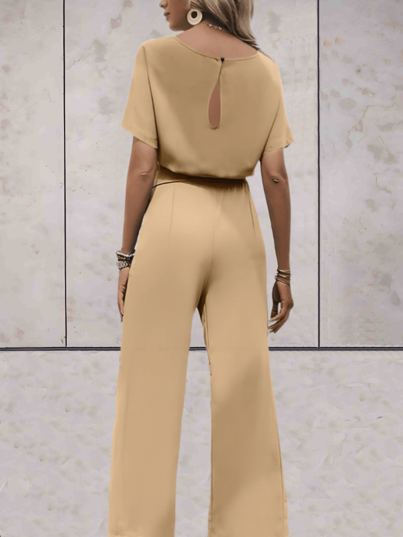 Paige - Enfärgad jumpsuit med korta och vida ärmar rosetter i sidan och droppöppning baktill