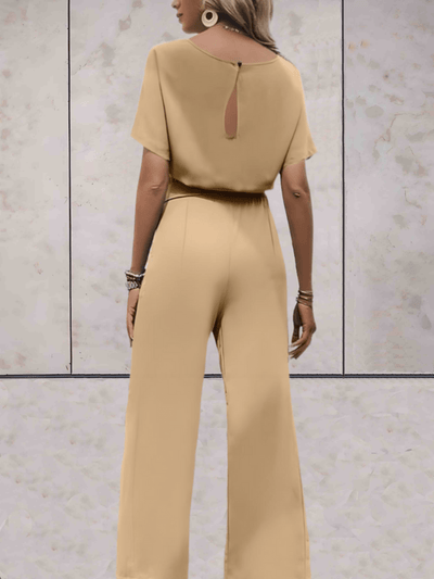 Paige - Enfärgad jumpsuit med korta och vida ärmar rosetter i sidan och droppöppning baktill