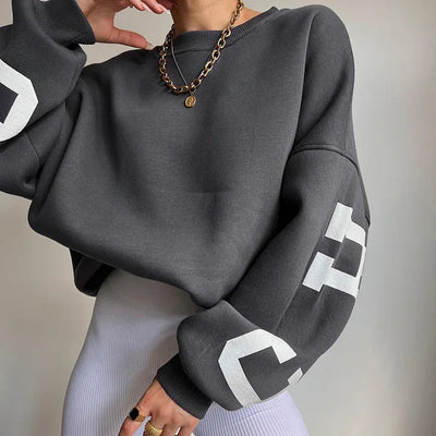 Oversized, trendig jumper med bokstäver på ärmarna för kvinnor