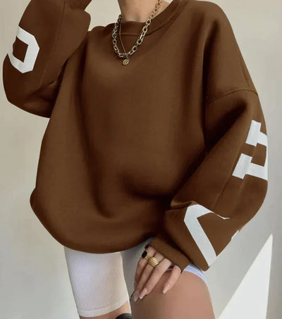 Oversized, trendig jumper med bokstäver på ärmarna för kvinnor