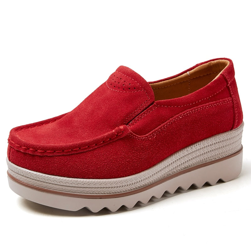 Hermine - Bekväma Slip-On Loafers i Mocka med Kilklack