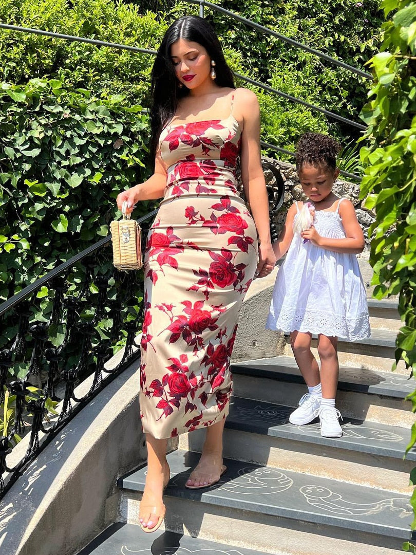 Mariana - Satinklänning med Blommigt Tryck