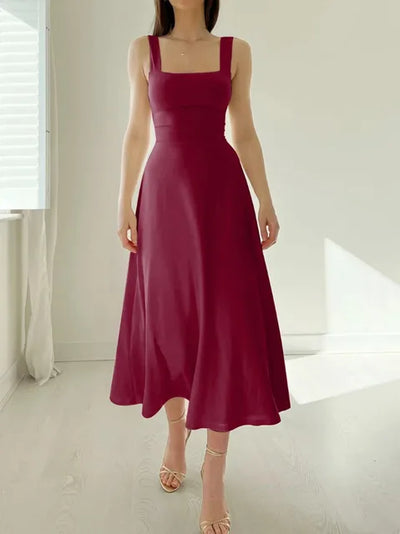 A-linje klänning – elegant halsringning & figursydd