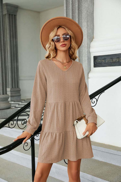 Lilia - Stickad klänning för kvinnor med volang i Beige