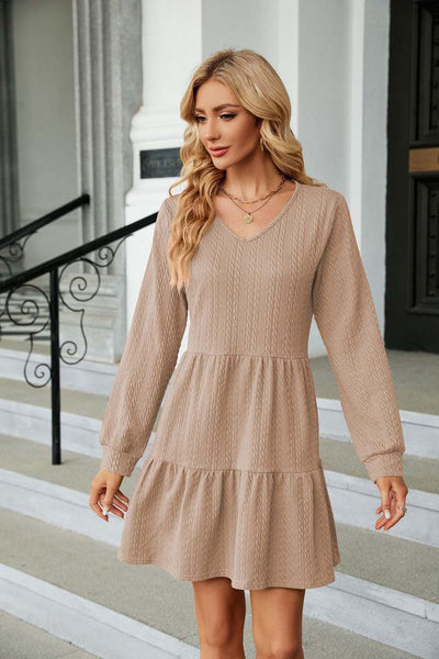 Lilia - Stickad klänning för kvinnor med volang i Beige