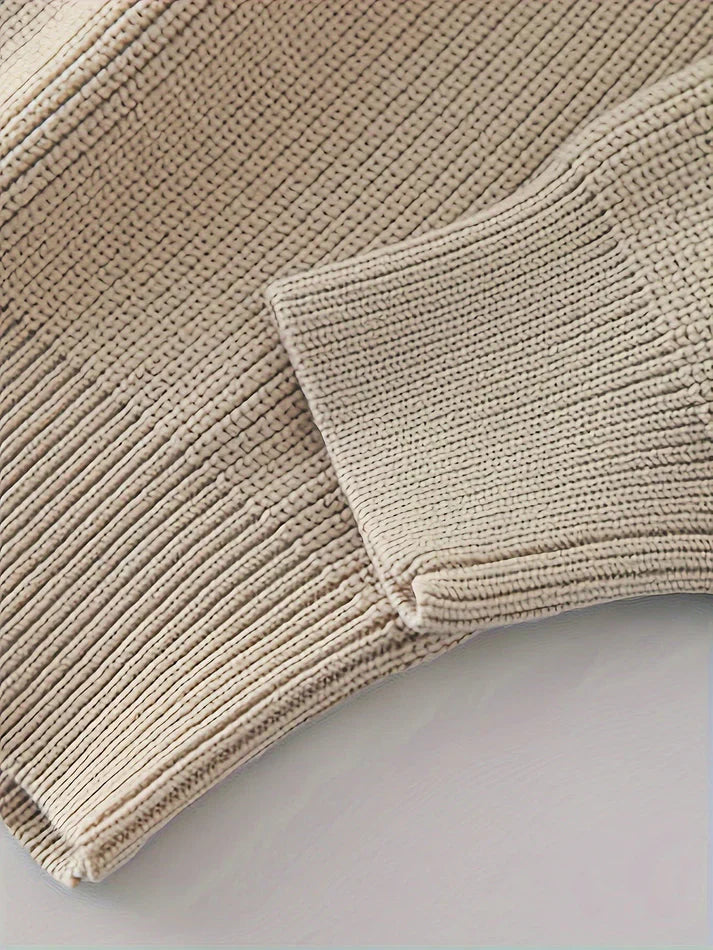 Anders – stickad tröja med halv dragkedja, hög krage och ribbad struktur