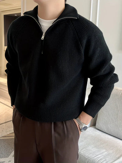 Anders – stickad tröja med halv dragkedja, hög krage och ribbad struktur